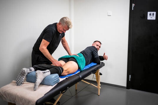 Kalle Larsson får massage