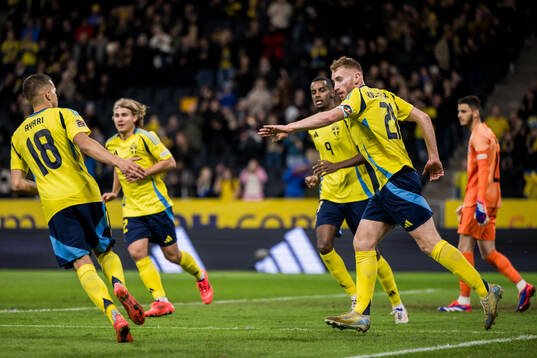 Dejan Kulusevski of Sweden celebrates with Yasin Ayari