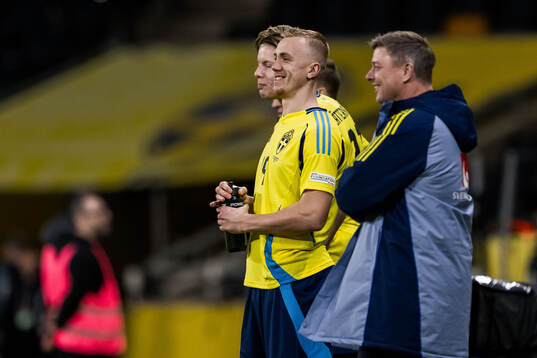 Isac Lidberg and head coach Jon Dahl Tomasson of Sweden