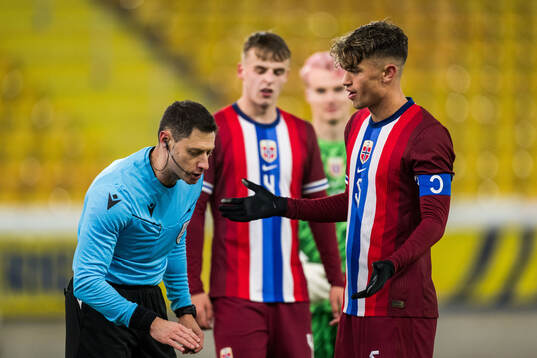 Referee David Fuxman and Aleksander Hammer Kjelsen of Norway