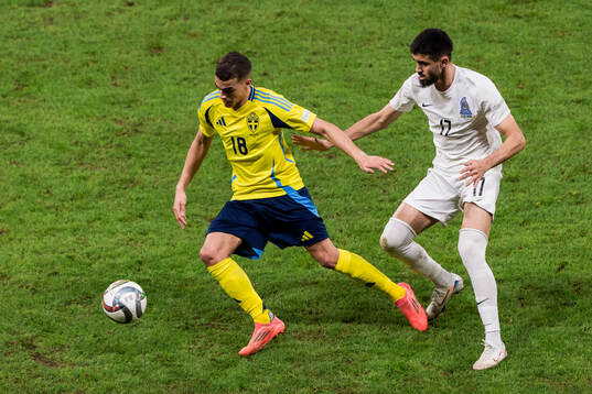 Yasin Ayari of Sweden and Turan Manafov of Azerbaijan