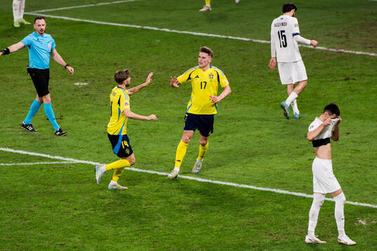 Viktor Gyökeres of Sweden celebrates with Anton Salétros