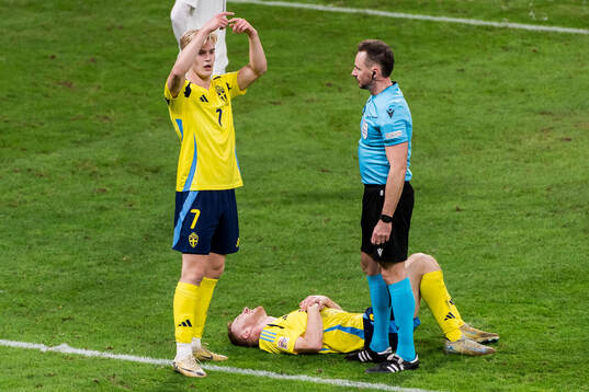 Lucas Bergvall signals for substitution while Dejan