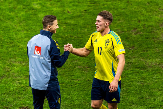 Goalkeeper coach Maths Elfvendal and Viktor Gyökeres of