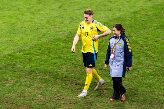 Viktor Gyökeres of Sweden and media officer Petra Thorén