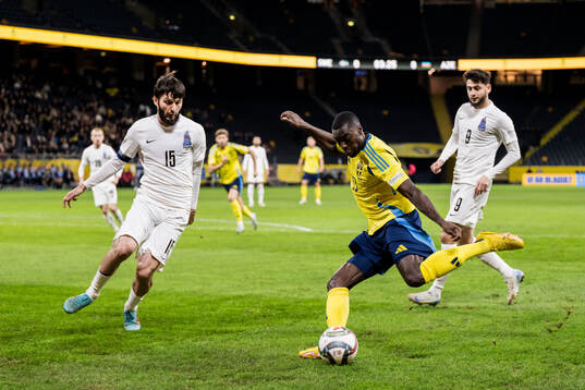Hojjat Haghverdi of Azerbaijan and Ken Sema of Sweden