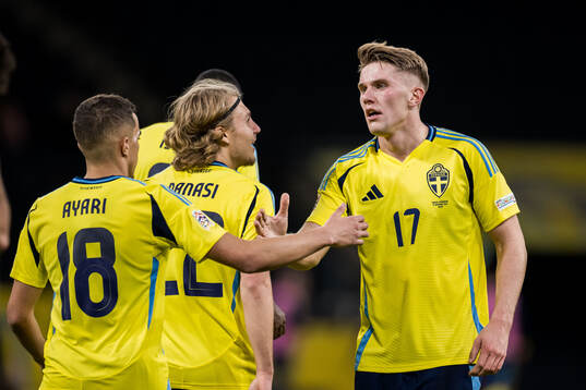 Viktor Gyökeres celebrates with Yasin Ayari and Sebastian