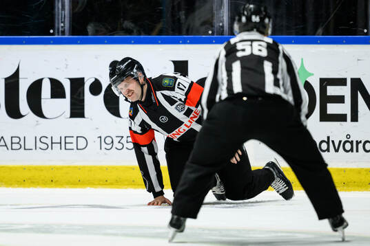 Domare Niklas Johansson har ont