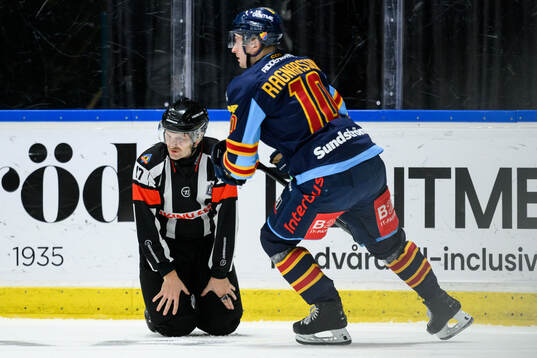 Domare Niklas Johansson har ont