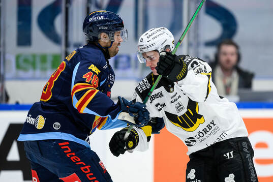 Djurgårdens Dick Axelsson och Västerås Joel Kant