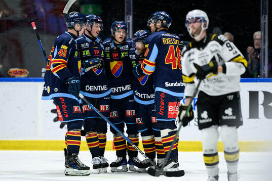 Djurgårdens Linus Klasen jublar med lagkamrater