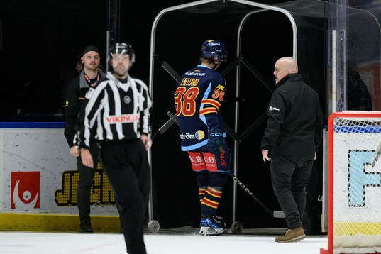 Djurgårdens Victor Eklund lämnar planen