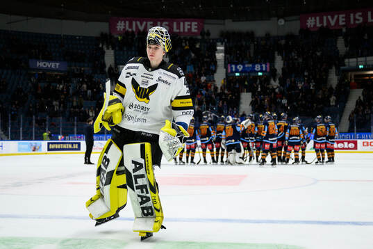 Västerås målvakt Rasmus Korhonen deppar