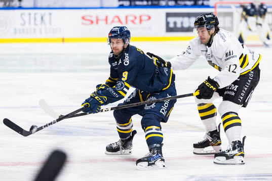 Södertäljes Viktor Grahn och AIKs Scott Pooley