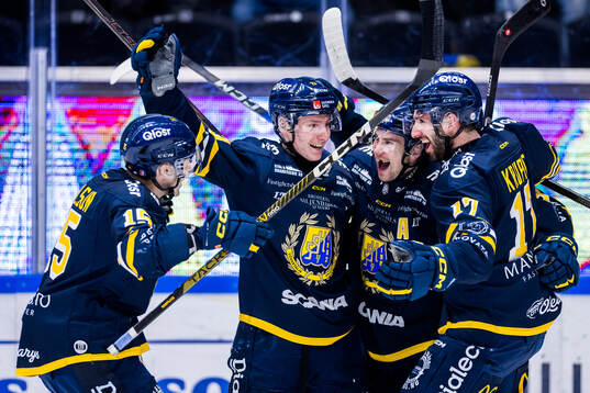 Södertäljes Hampus Harlestam jublar med Albin Carlson,