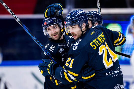 Södertäljes Sebastian Dyk (v) jublar med Nolan Stevens (h)