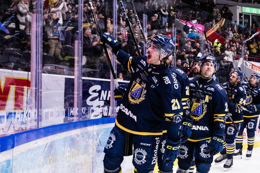 Södertäljes Nolan Stevens jublar med lagkamrater
