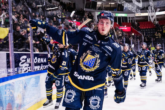 Södertäljes William Wiå jublar