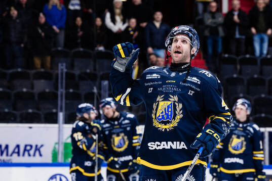 Södertäljes Sebastian Dyk jublar