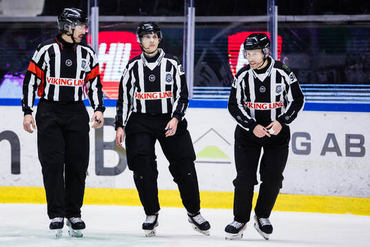 Domare Robin Jacobsson,  linjeman Niclas Rosendahl och