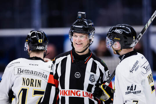 Domare Mikael Nord med en kamera på hjälmen
