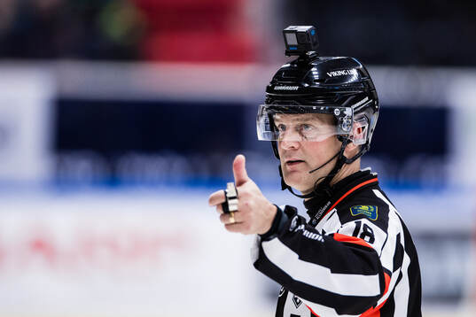 Domare Mikael Nord med en kamera på hjälmen