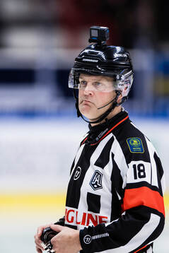 Domare Mikael Nord med en kamera på hjälmen