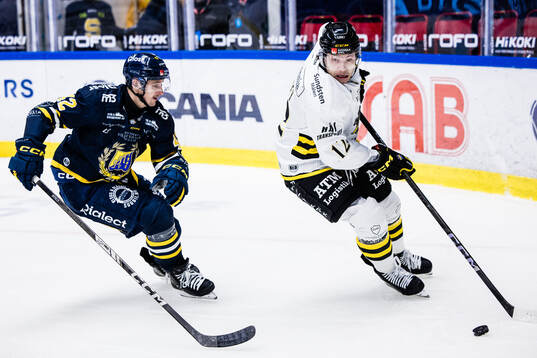 Södertäljes Ludvig Hedström och AIKs Scott Pooley