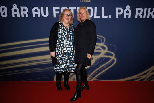 Gäster anländer på röda mattan