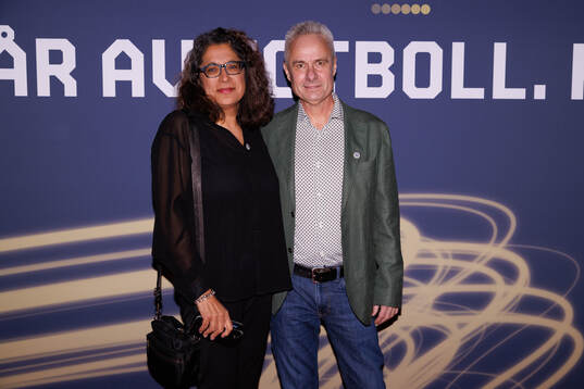 Ester Kristiansson och Jörgen Larsson anländer på röda
