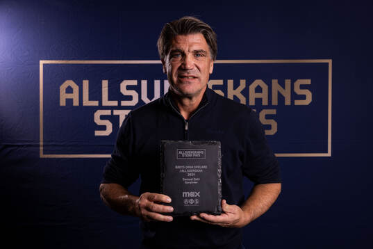 Djurgårdens sportchef Bosse Andersson tar emot priset för