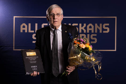 Thomas Nordahl tar emot priset för århundradets spelare