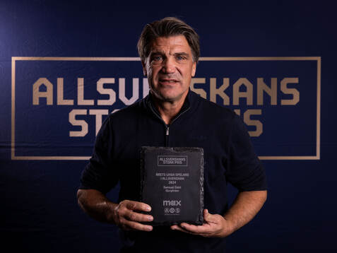 Djurgårdens sportchef Bosse Andersson tar emot priset för