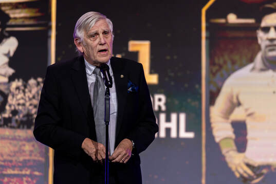Thomas Nordahl tar emot priset för århundradets spelare