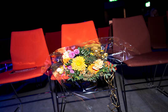 En bukett med blommor