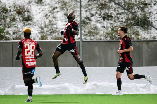 Östersunds Chrisnovic Isemoli N'sa jublar