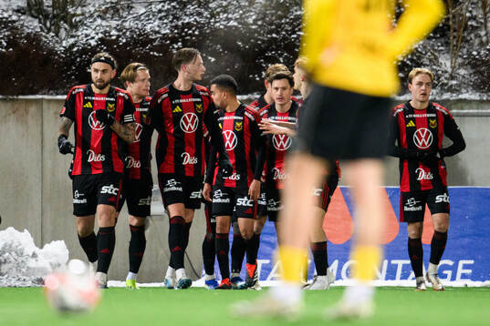 Östersunds Albin Sporrong jublar med lagkamrater