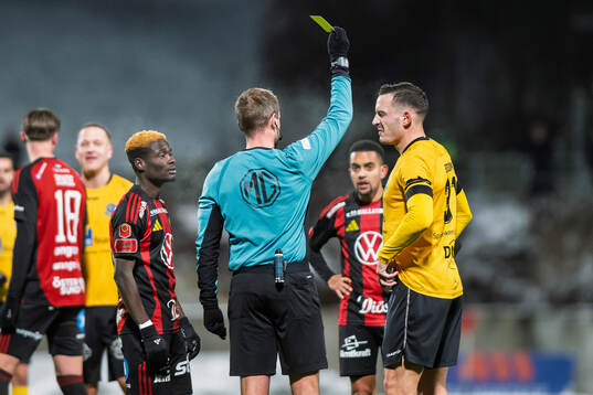 Domare Richard Sundell dela ut varning, gul kort till Lunds