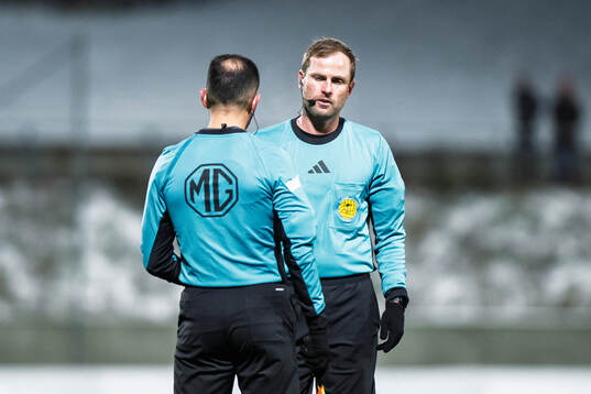 Domare Richard Sundell konsulterar med linje domare
