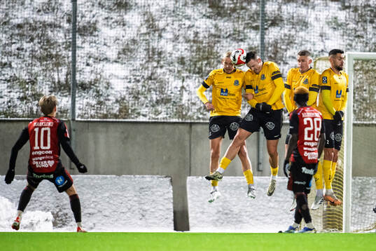 Östersunds Simon Marklund skjuter frispark som stoppas av