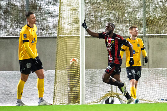 Östersunds Chrisnovic Isemoli N'sa jublar