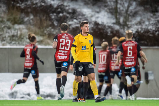 Lunds BKs Sebastian Tipura deppar medan Östersunds spelare