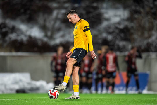 Lunds BKs Viktor Ekblom sätter bollen på mittpunkten med