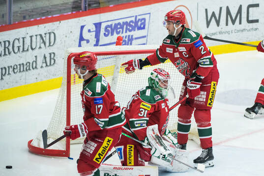 Modos David Rundblad och målvakt Olle Eriksson Ek deppar
