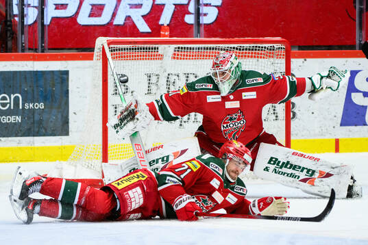 Modos målvakt Olle Eriksson Ek släpper in 2-6 av Örebros