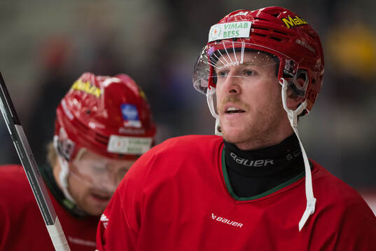 Modos Tyler Benson innan ishockeymatchen i SHL mellan Modo