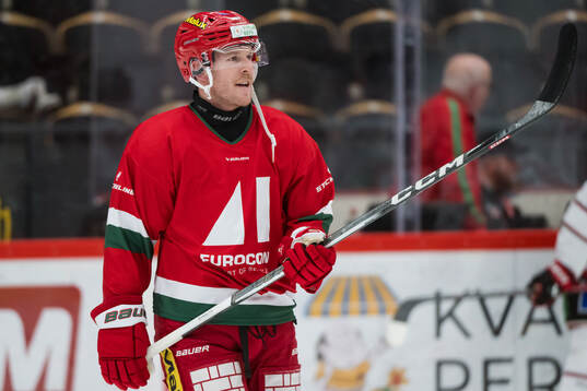 Modos Tyler Benson innan ishockeymatchen i SHL mellan Modo