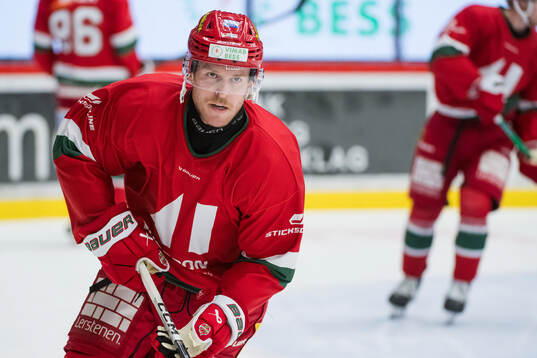 Modos Tyler Benson innan ishockeymatchen i SHL mellan Modo