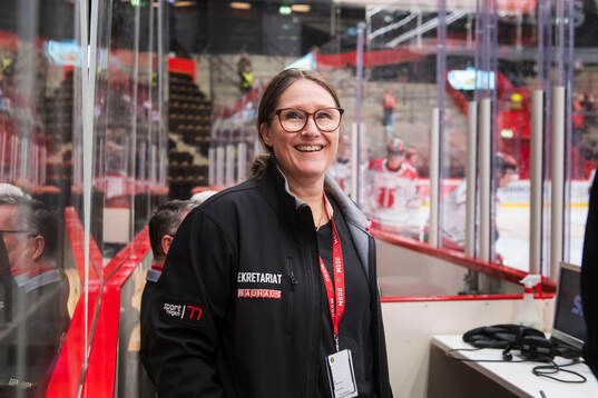 Karin Forsberg Selin speaker i Hägglunds Arena