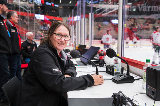 Karin Forsberg Selin speaker i Hägglunds Arena